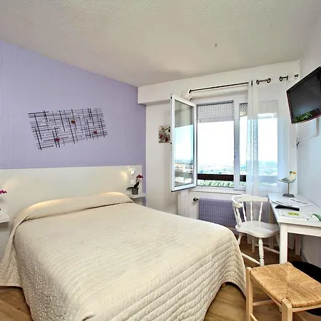 Отель Logis De La Bruyere Пузож