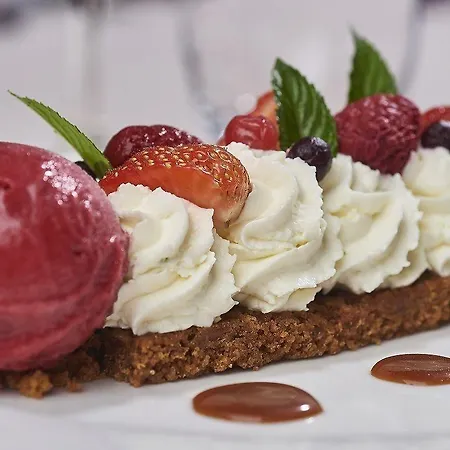 Отель Logis De La Bruyere 3*