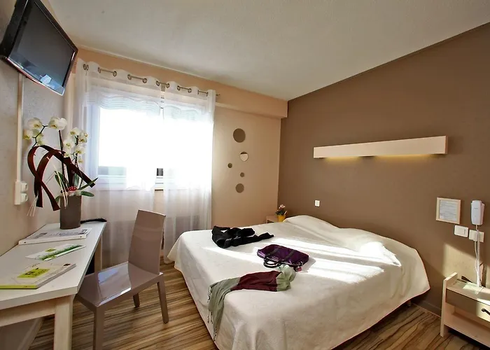 Hotel Logis De La Bruyere