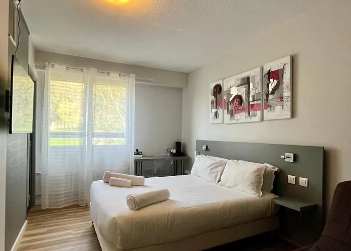 Logis De La Bruyere Hotel