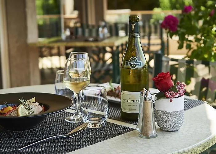 Hotel Logis De La Bruyere 3*